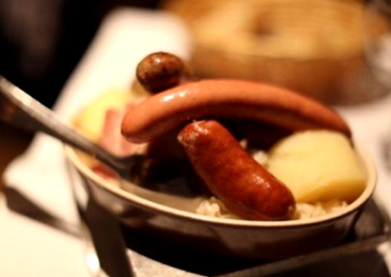 Choucroute garnie et saucisses dans un plat