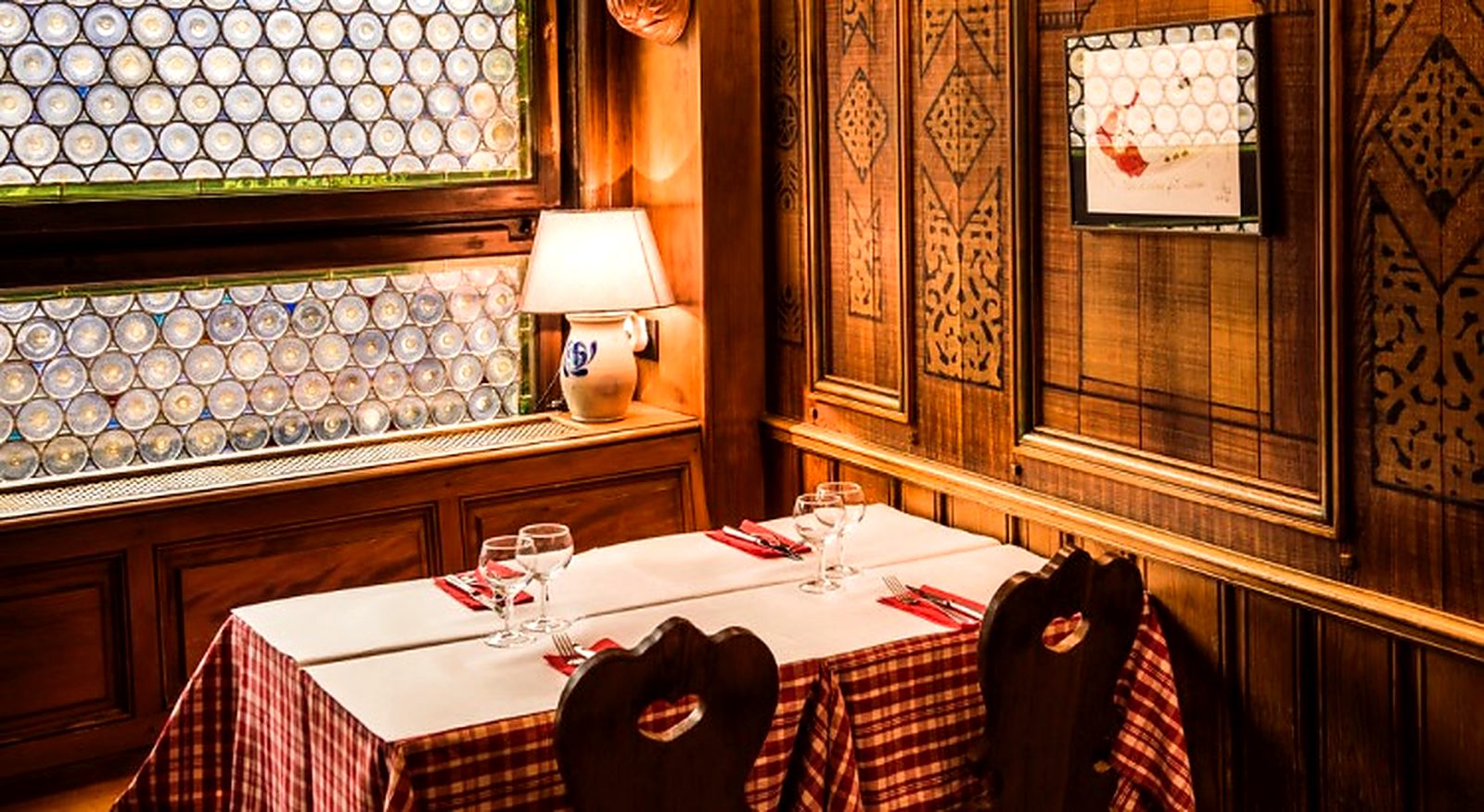 Table dressée contre les boiseries, sous la fenêtre en cul de bouteille